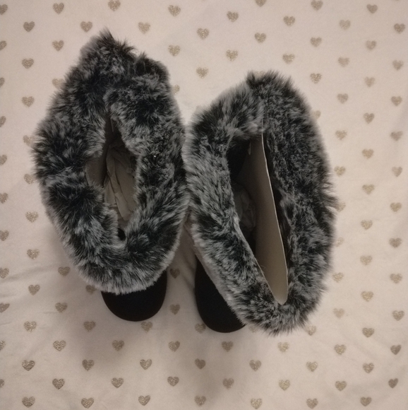 🔥3/$70 *NWOT* FabKids Girl's Faux Fur Black and Gray Boots - Picture 4 of 8
